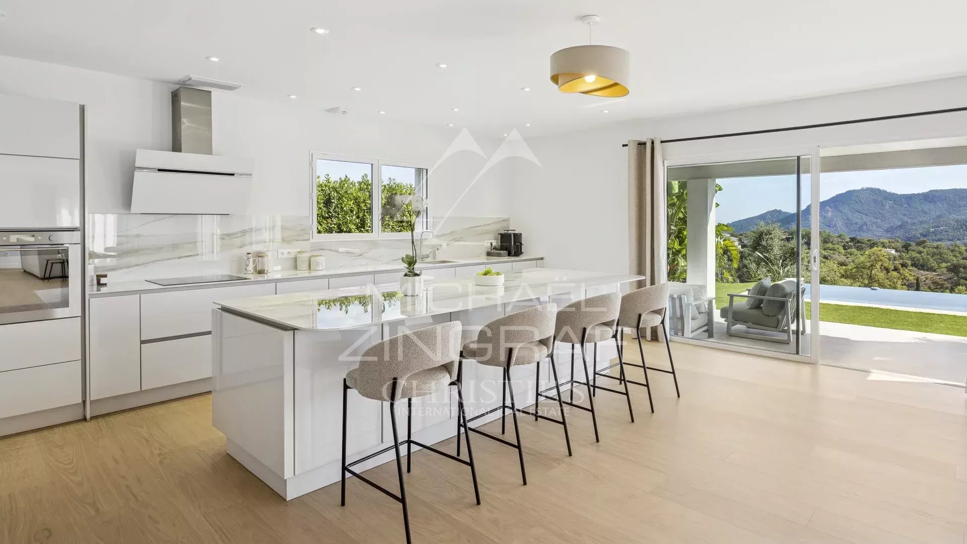 Cuisine moderne d'une villa contemporaine avec vue sur les collines de l'Estérel à Mandelieu-la-Napoule.