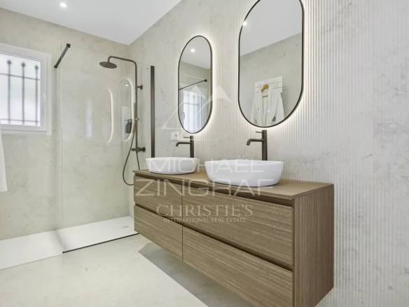 Salle de bain moderne avec douche et meuble en bois