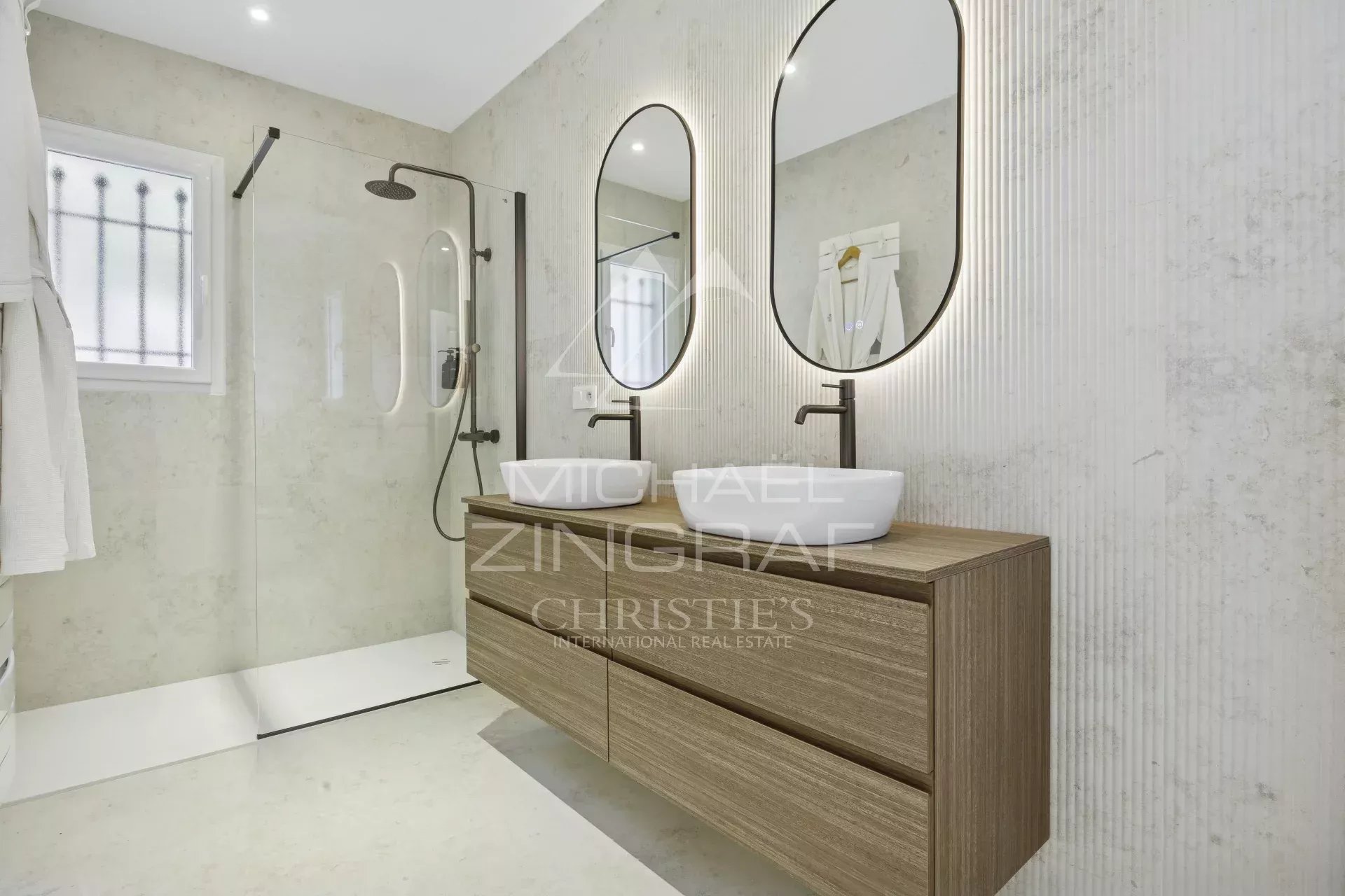 Salle de bain moderne avec douche et meuble en bois