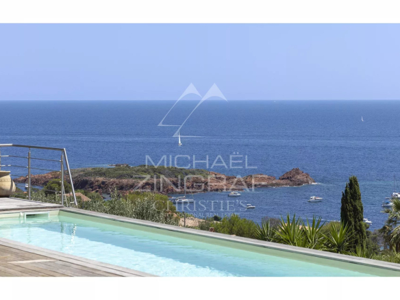 Vue mer depuis une propriété rénovée à Anthéor, avec piscine et paysage côtier.
