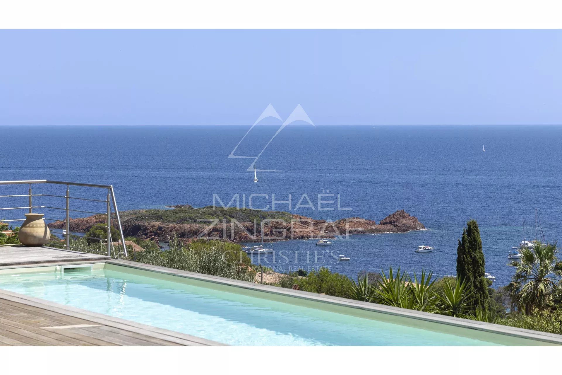 Vue mer depuis une propriété rénovée à Anthéor, avec piscine et paysage côtier.