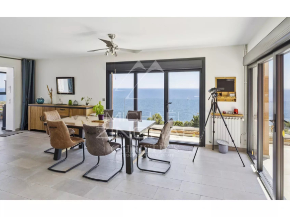 Intérieur d'une propriété rénovée avec vue sur la mer à Anthéor, salle à manger lumineuse.