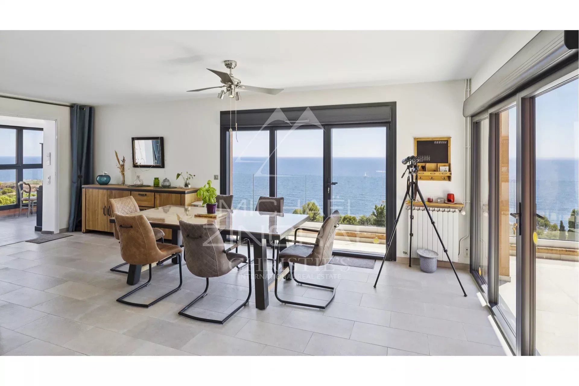 Intérieur d'une propriété rénovée avec vue sur la mer à Anthéor, salle à manger lumineuse.