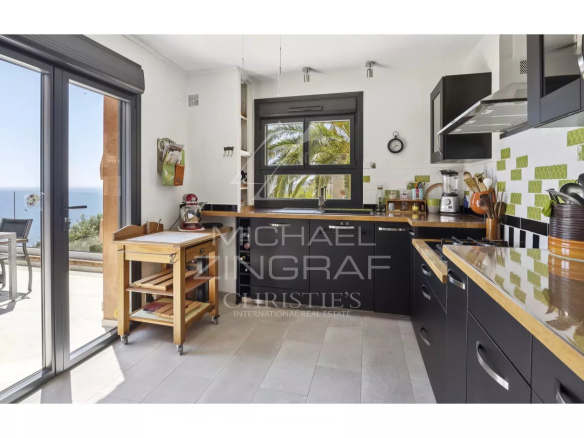 Cuisine moderne avec vue sur la mer, située dans une propriété rénovée à Anthéor.