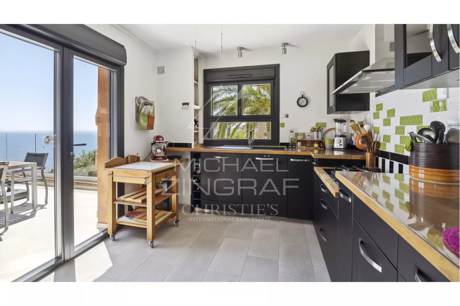 Cuisine moderne avec vue sur la mer, située dans une propriété rénovée à Anthéor.