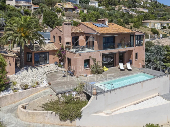 Propriété rénovée avec piscine et vue mer à Anthéor, entourée de verdure.