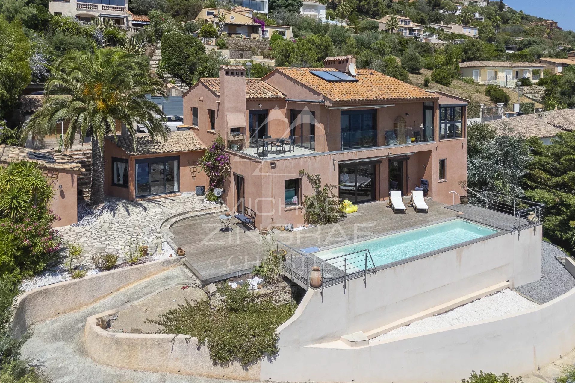 Propriété rénovée avec piscine et vue mer à Anthéor, entourée de verdure.