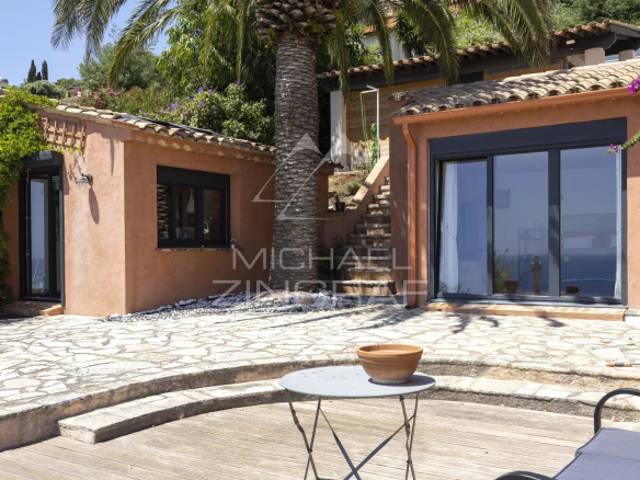 Propriété rénovée avec vue mer à Anthéor, comprenant une terrasse et un jardin.