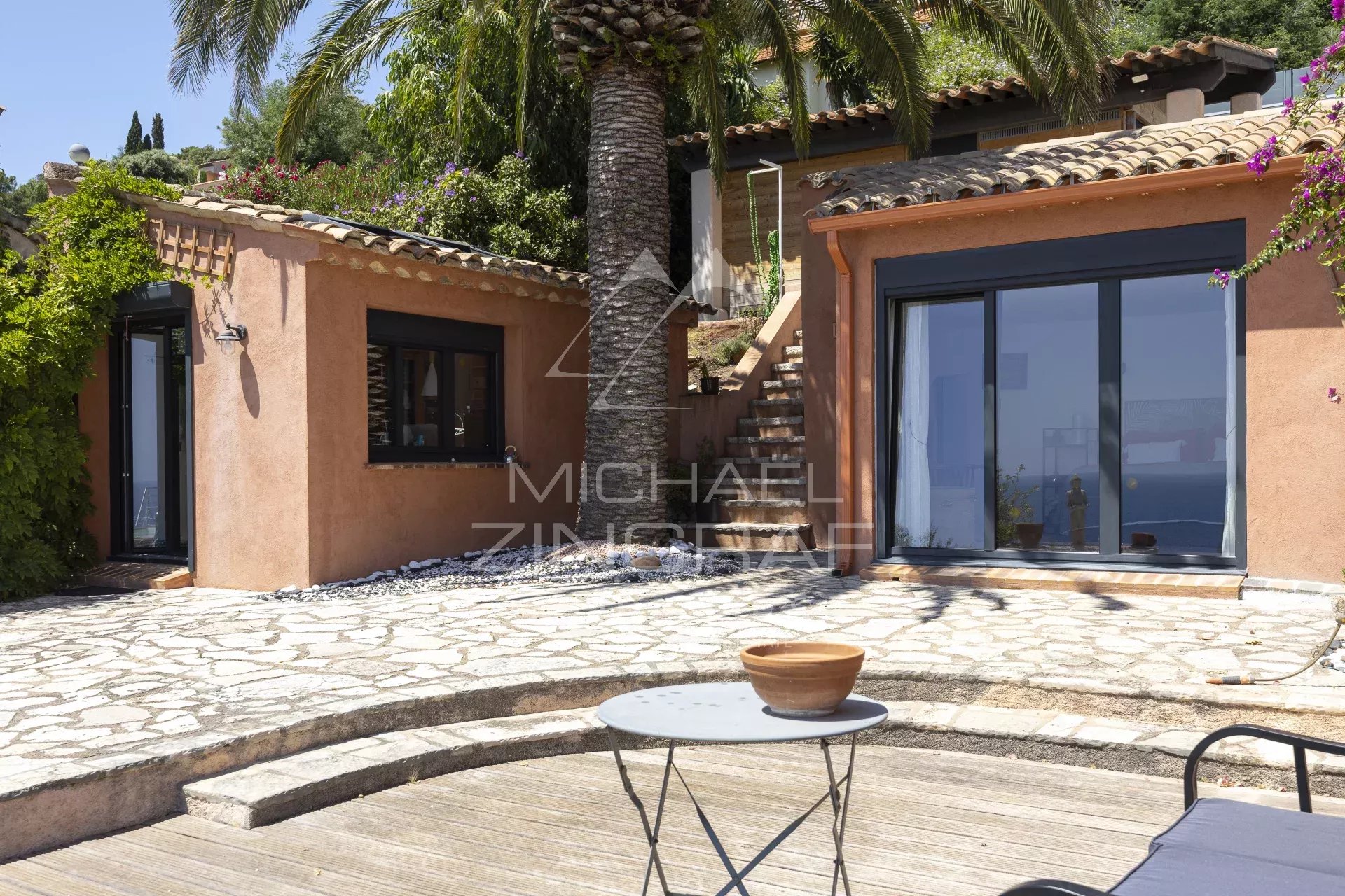 Propriété rénovée avec vue mer à Anthéor, comprenant une terrasse et un jardin.