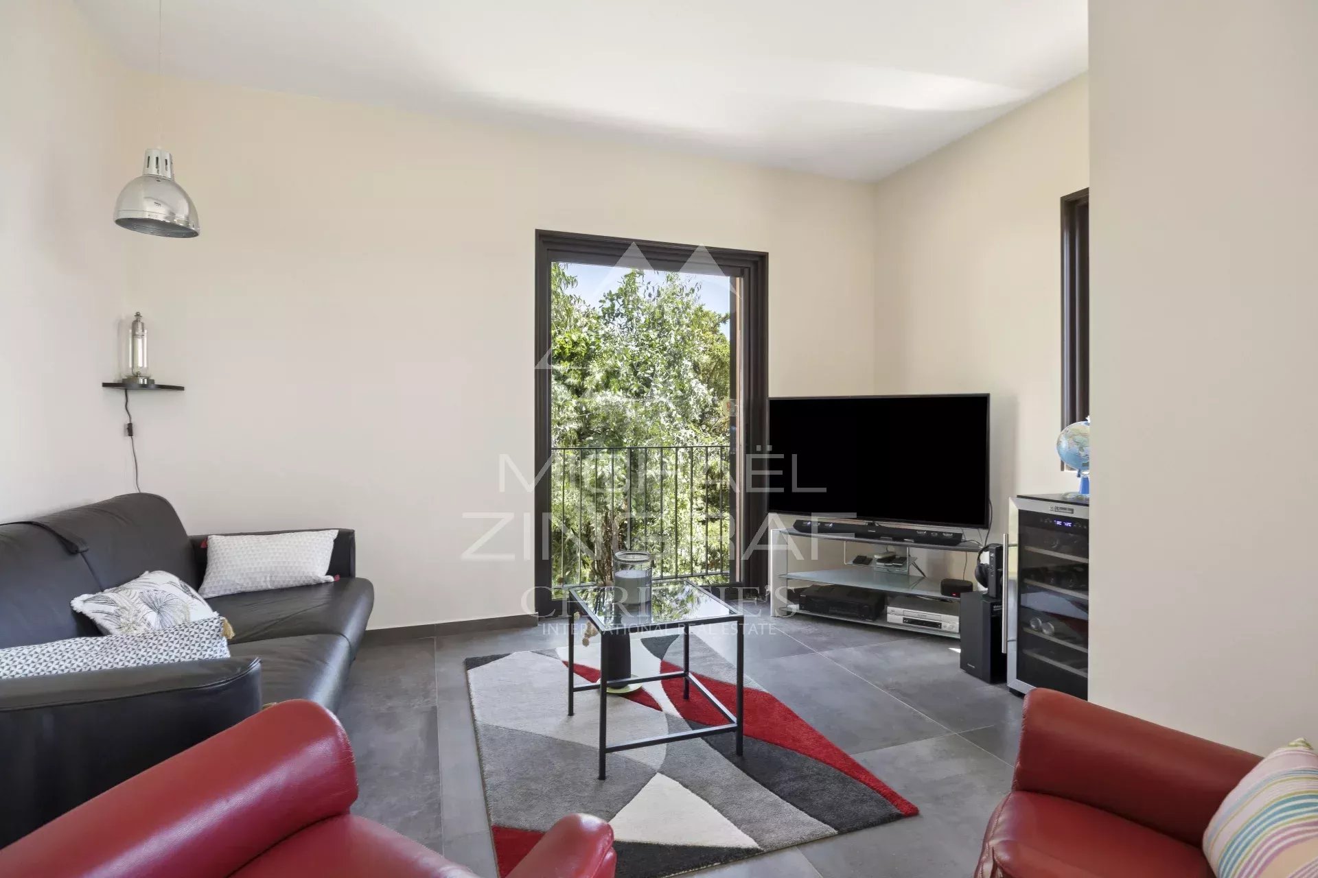 Intérieur d'une propriété rénovée avec salon moderne et télévision.