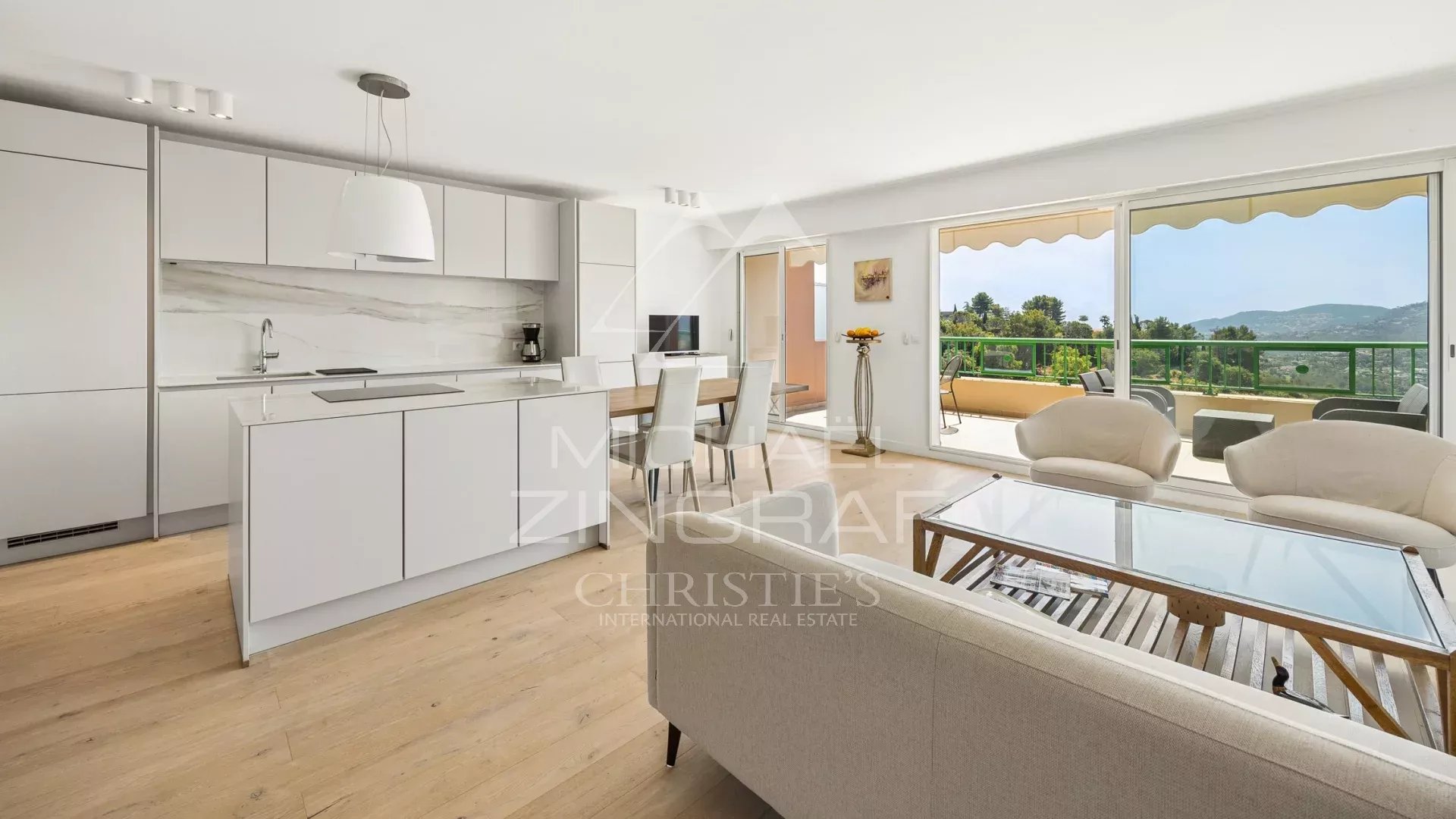 Appartement lumineux à Mandelieu-la-Napoule Intérieur d'un appartement lumineux avec salon et cuisine ouverte à Mandelieu-la-Napoule