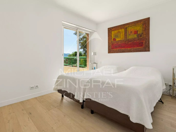 Chambre lumineuse d'un appartement à Mandelieu-la-Napoule avec vue dégagée.