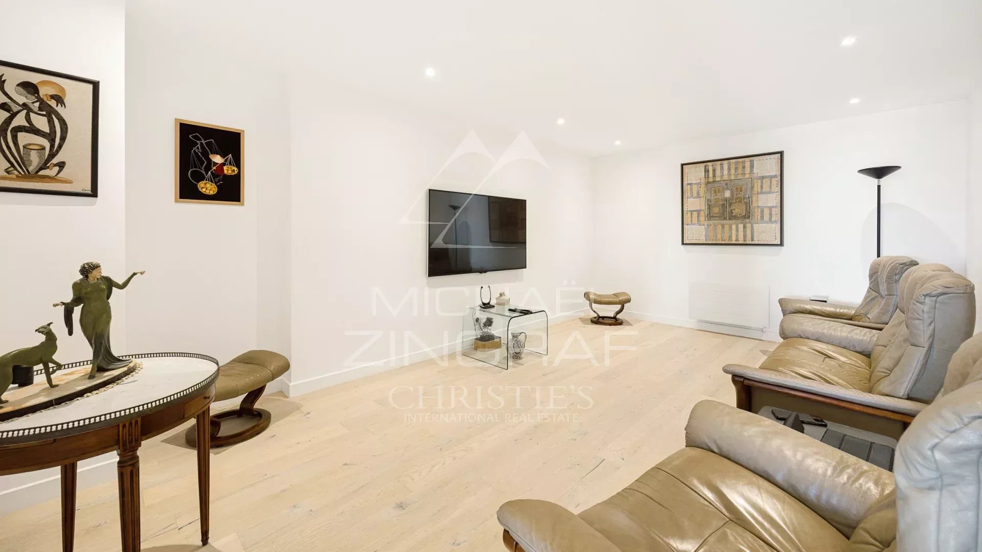Salon d’appartement lumineux Salon lumineux d'un appartement avec mobilier moderne dans une résidence sécurisée à Mandelieu-la-Napoule.