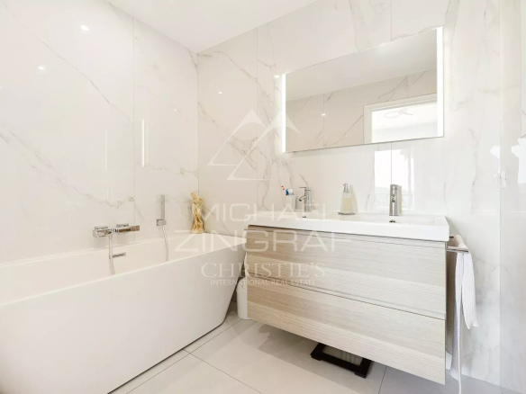 Salle de bain moderne avec baignoire et meuble lavabo en bois clair