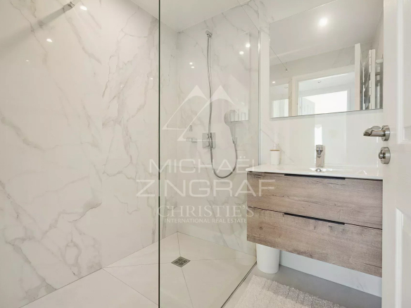 Salle de bain moderne avec douche à l'italienne et meuble en bois