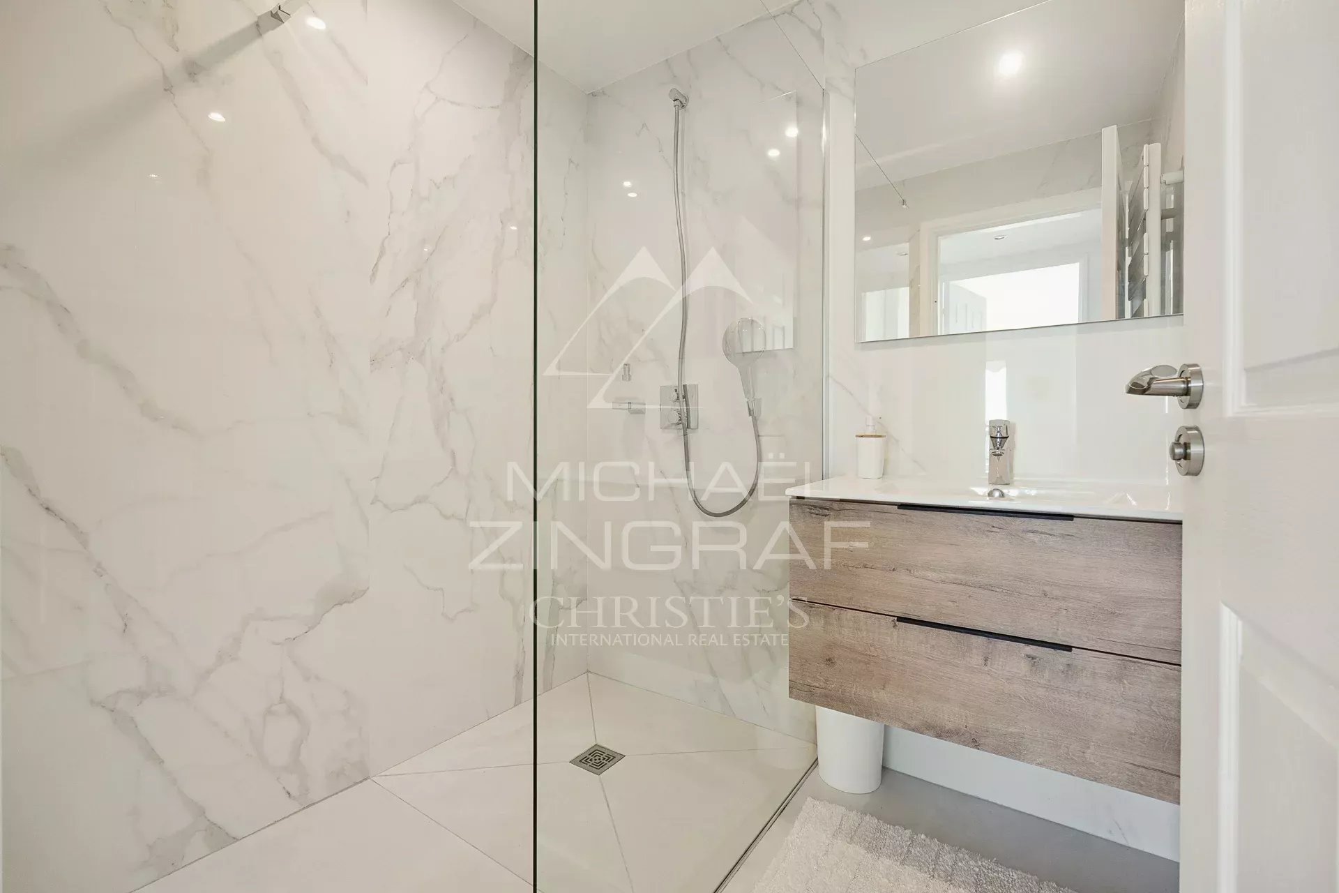 Salle de bain de l’appartement à Mandelieu-la-Napoule Salle de bain moderne avec douche à l'italienne et meuble en bois