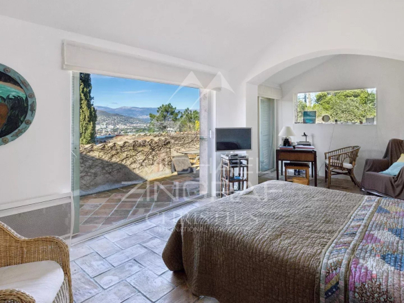 Chambre d'une villa à Théoule-sur-Mer avec vue sur la mer et la nature environnante.