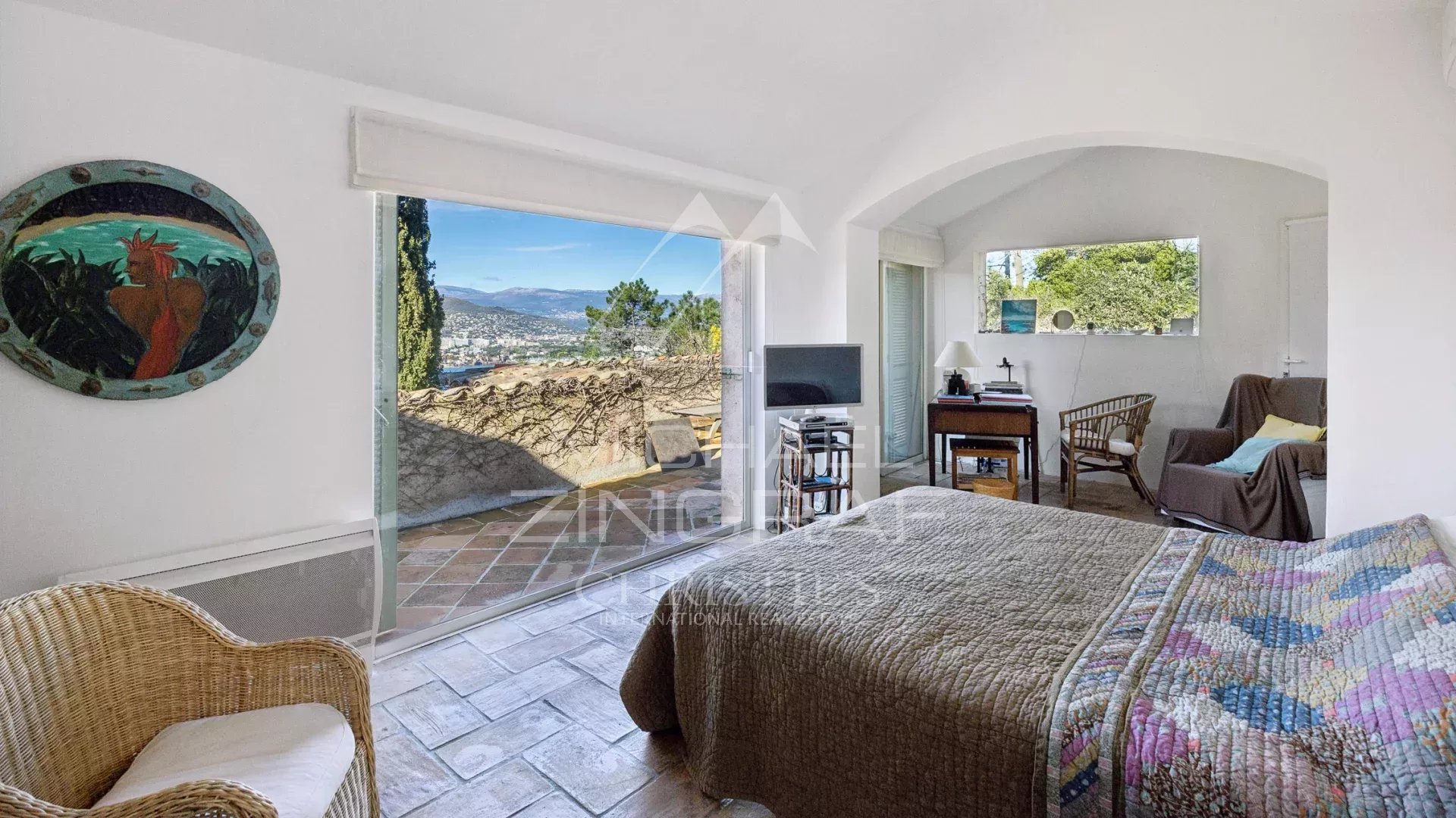 Chambre avec vue mer à Théoule-sur-Mer Chambre d'une villa à Théoule-sur-Mer avec vue sur la mer et la nature environnante.