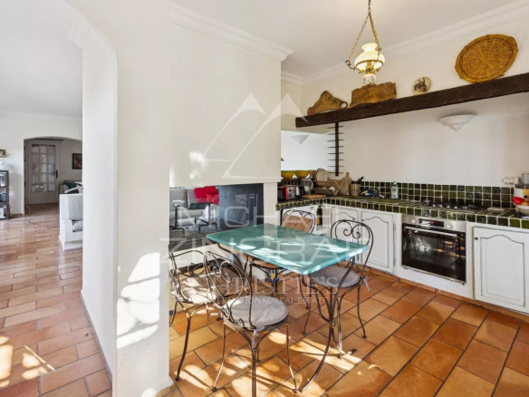 Intérieur d'une villa à Théoule-sur-Mer avec cuisine et salle à manger.