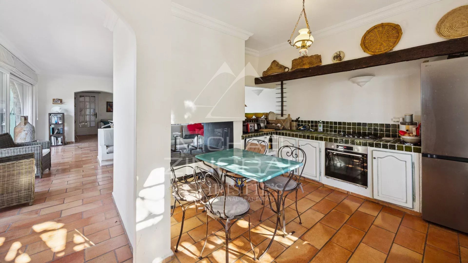 Cuisine de la villa à Théoule-sur-Mer Intérieur d'une villa à Théoule-sur-Mer avec cuisine et salle à manger.