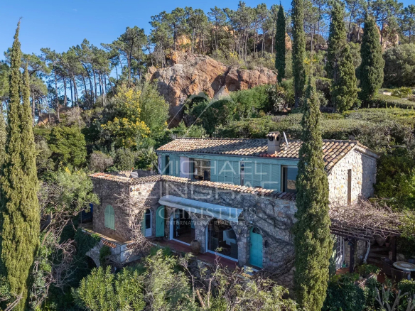 Villa en pierre avec jardin et vue sur la mer à Théoule-sur-Mer.