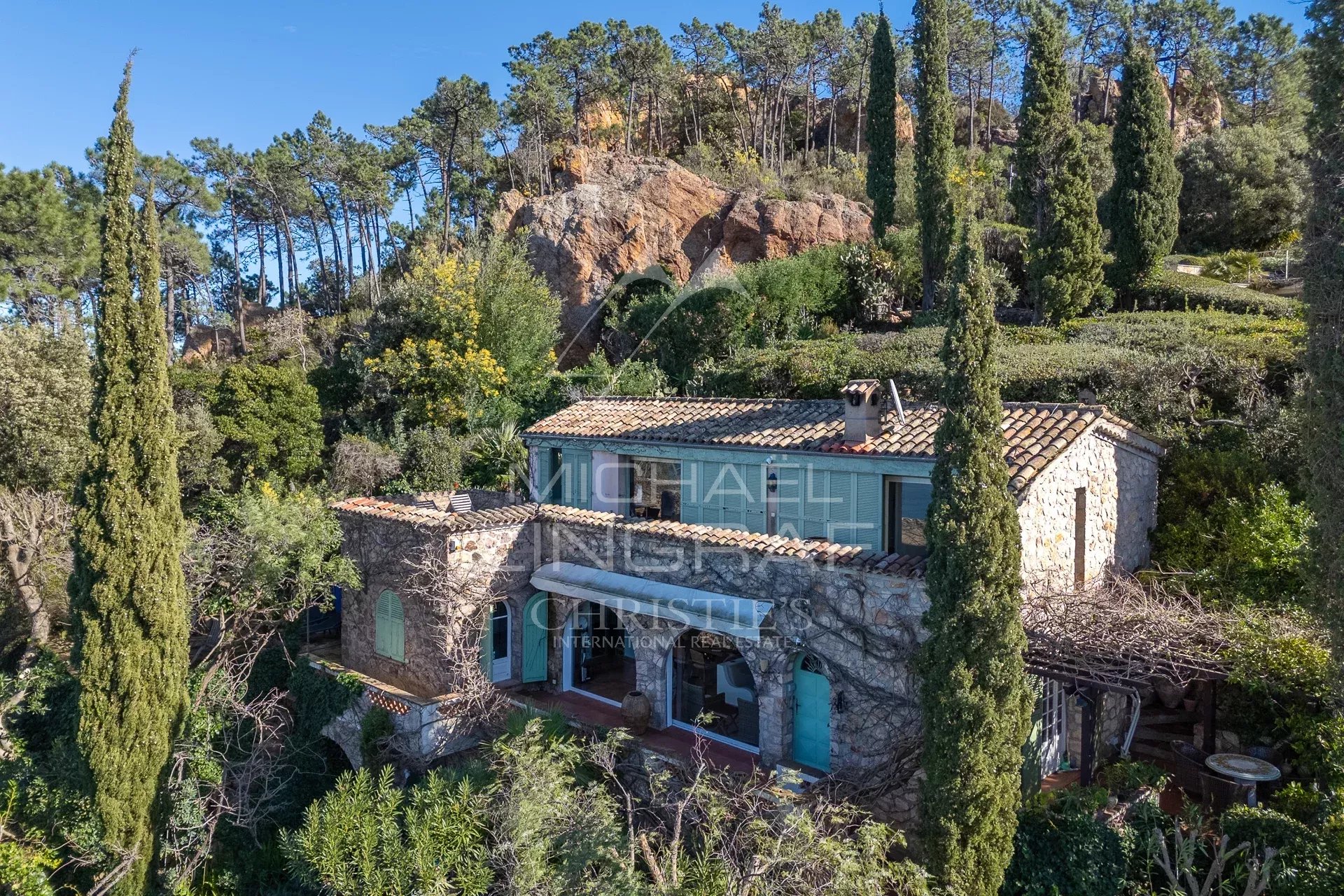 Villa avec vue mer à Théoule-sur-Mer Villa en pierre avec jardin et vue sur la mer à Théoule-sur-Mer.