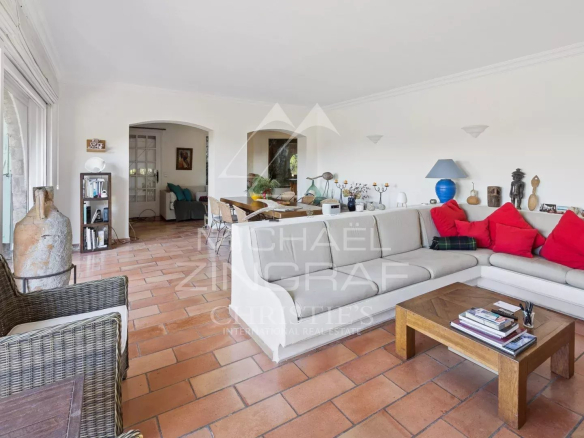 Intérieur d'une villa à Théoule-sur-Mer avec un salon spacieux et lumineux, canapé et décoration moderne.