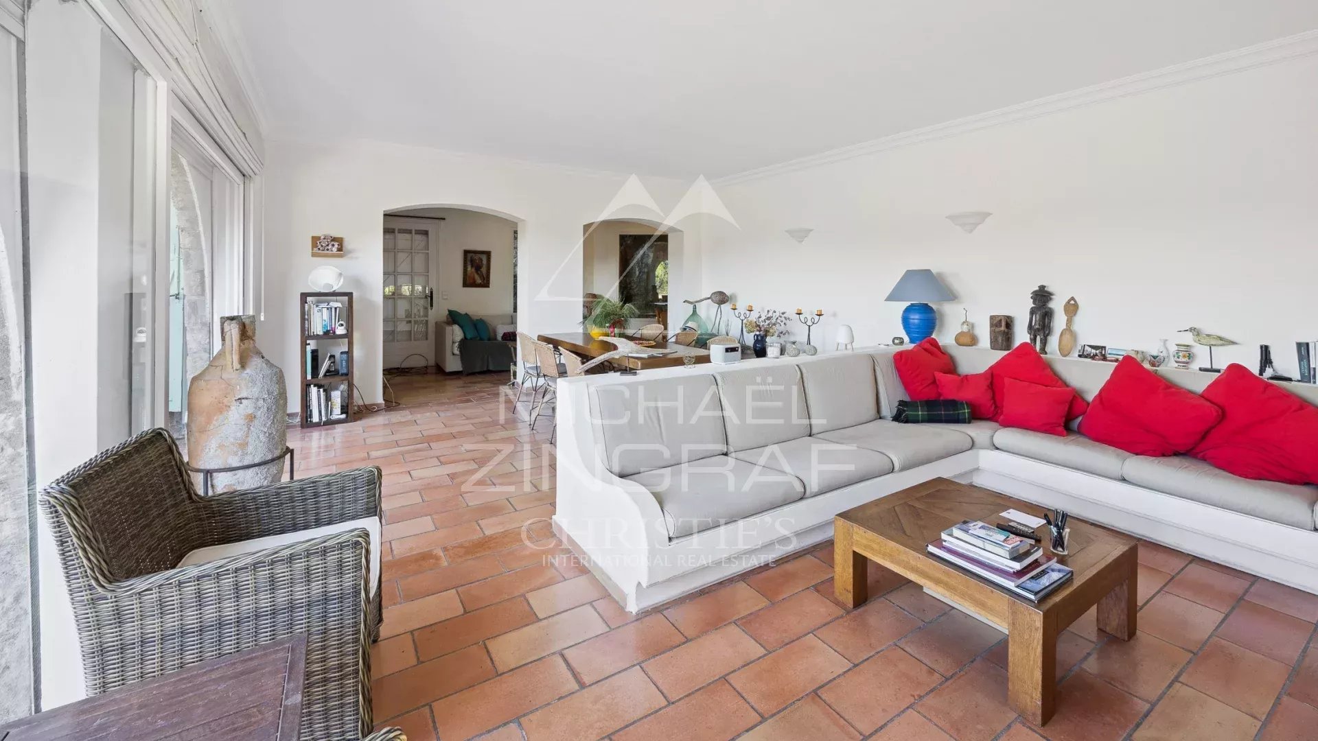 Intérieur d’une villa à Théoule-sur-Mer Intérieur d'une villa à Théoule-sur-Mer avec un salon spacieux et lumineux, canapé et décoration moderne.