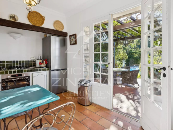 Cuisine d'une villa à Théoule-sur-Mer avec vue sur la mer et accès au jardin.