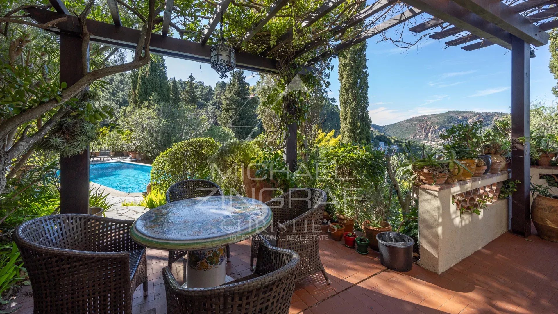 Villa avec vue mer à Théoule-sur-Mer Terrasse d'une villa à Théoule-sur-Mer avec vue sur la mer et la nature, piscine visible en arrière-plan.