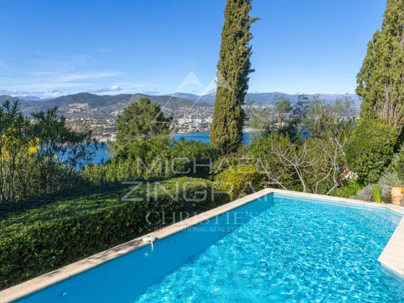 Villa avec piscine et vue sur la mer à Théoule-sur-Mer.