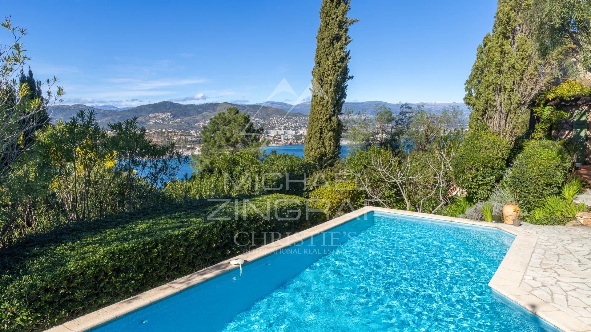 Villa à rénover avec vue mer à Théoule-sur-Mer Villa avec piscine et vue sur la mer à Théoule-sur-Mer.