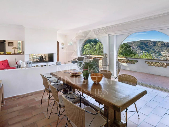 Intérieur d'une villa à Théoule-sur-Mer avec vue sur la mer, salle à manger et espace de vie lumineux.