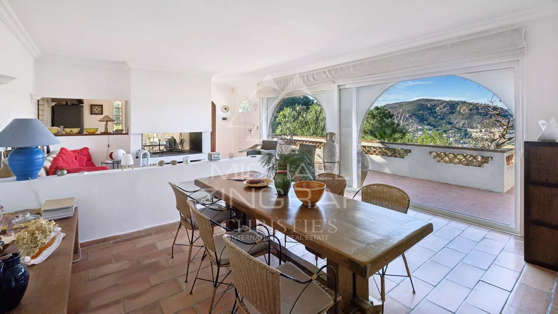 Intérieur d’une villa à Théoule-sur-Mer Intérieur d'une villa à Théoule-sur-Mer avec vue sur la mer, salle à manger et espace de vie lumineux.