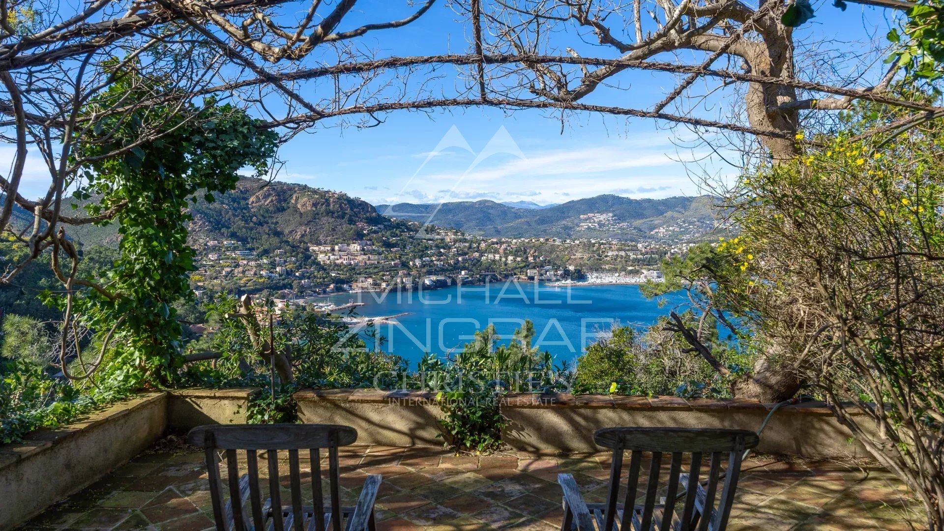 Villa avec vue mer à Théoule-sur-Mer Vue dégagée sur la mer depuis une villa à Théoule-sur-Mer, entourée de nature.