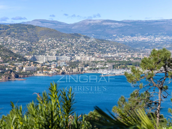 Vue panoramique sur la mer et les collines depuis Théoule-sur-Mer