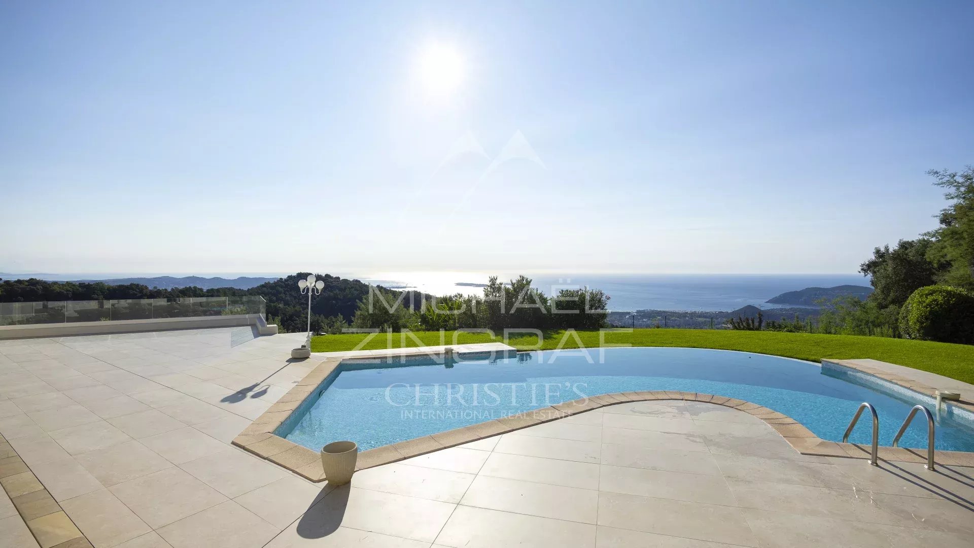 Villa vue mer à Mandelieu-la-Napoule Villa avec piscine et vue panoramique sur la mer, proche de Mandelieu-la-Napoule.
