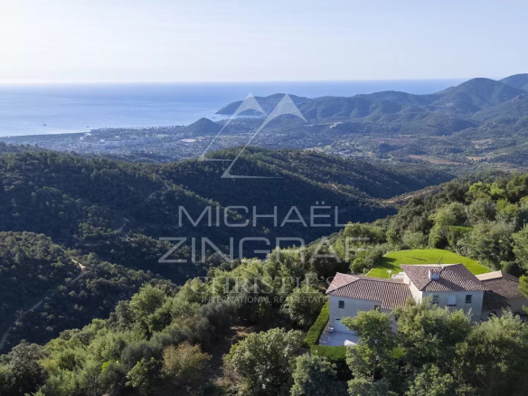Vue panoramique d'une villa surplombant la mer et les collines près de Mandelieu-la-Napoule.