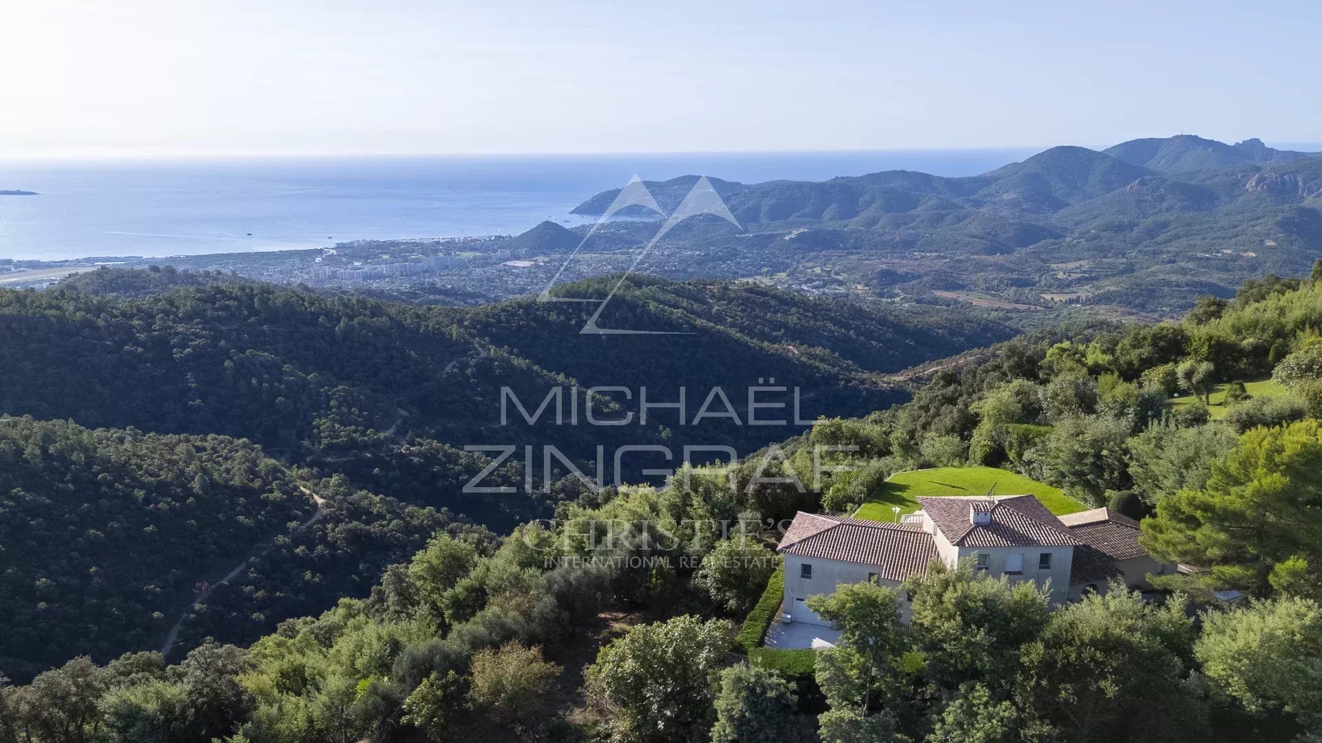 Villa avec vue mer près de Mandelieu Vue panoramique d'une villa surplombant la mer et les collines près de Mandelieu-la-Napoule.