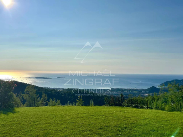 Vue panoramique sur la mer depuis une villa à Tanneron, près de Mandelieu-la-Napoule.