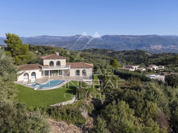 Villa avec piscine et vue panoramique sur la mer, située près de Mandelieu-la-Napoule et Tanneron.