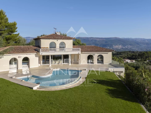 Villa avec piscine et vue panoramique sur la mer, située près de Mandelieu-la-Napoule.