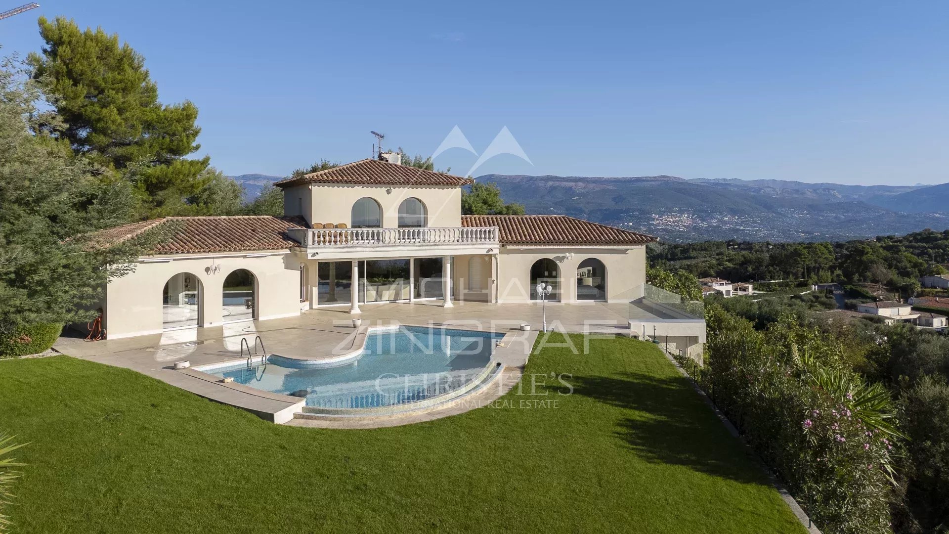 Villa vue mer à Mandelieu-la-Napoule Villa avec piscine et vue panoramique sur la mer, située près de Mandelieu-la-Napoule.
