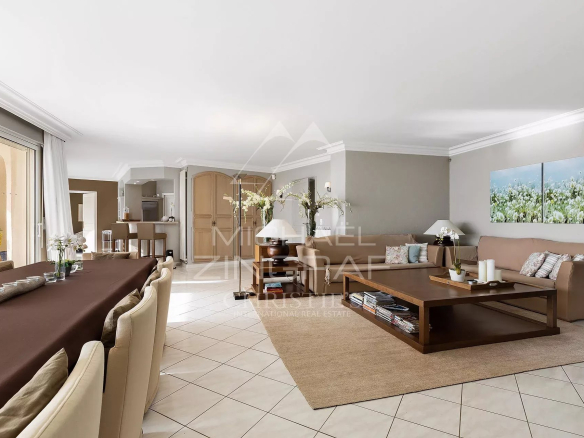 Intérieur d'une villa moderne avec un grand séjour lumineux et une décoration élégante.