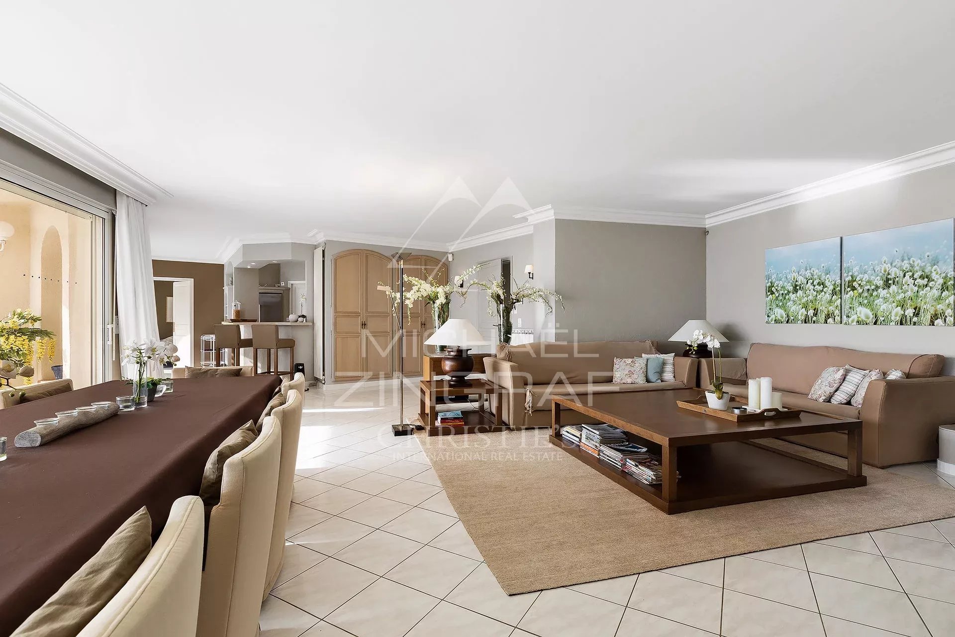 Intérieur d’une villa à Mandelieu-la-Napoule Intérieur d'une villa moderne avec un grand séjour lumineux et une décoration élégante.