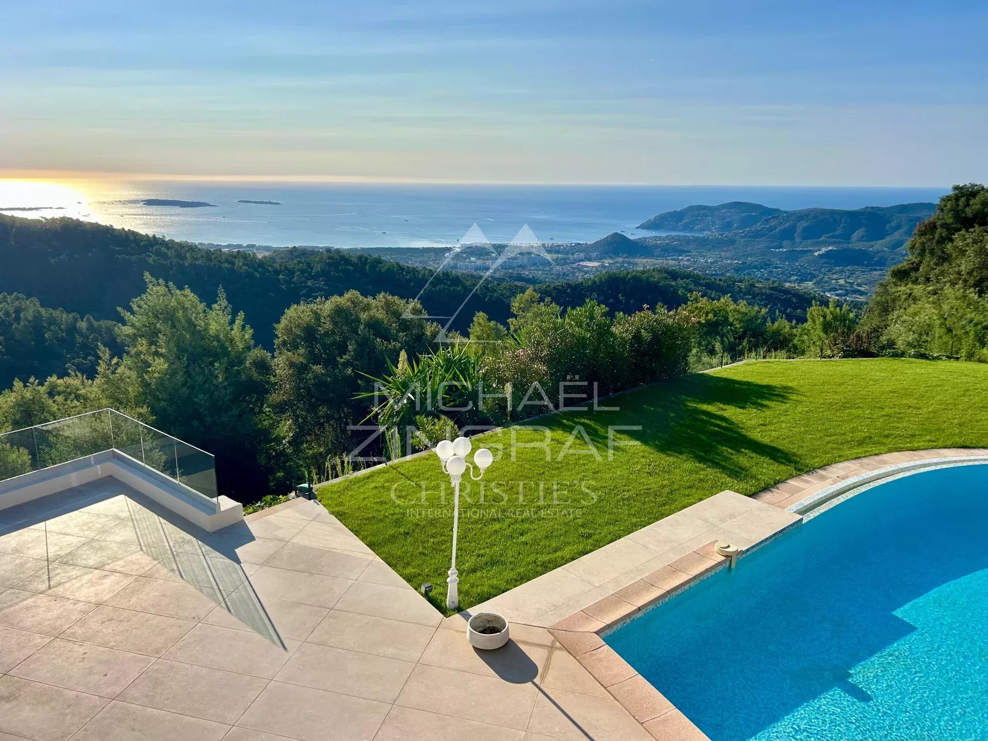 Villa avec vue mer à Mandelieu-la-Napoule Vue panoramique depuis une villa avec piscine, surplombant la mer et les collines environnantes.