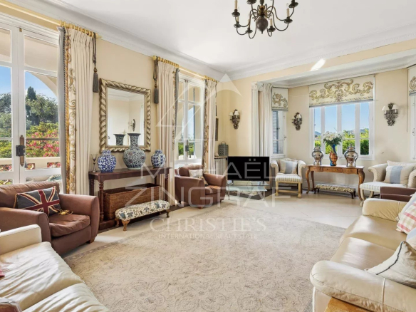 Intérieur d'une villa Belle Époque à Mandelieu-la-Napoule, avec un séjour lumineux et élégant.