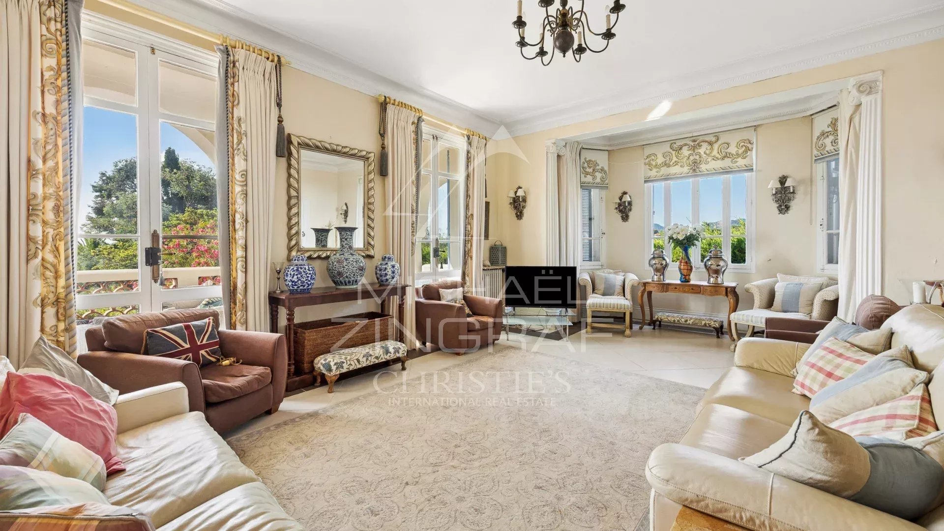 Séjour d’une villa Belle Époque à Mandelieu-la-Napoule Intérieur d'une villa Belle Époque à Mandelieu-la-Napoule, avec un séjour lumineux et élégant.