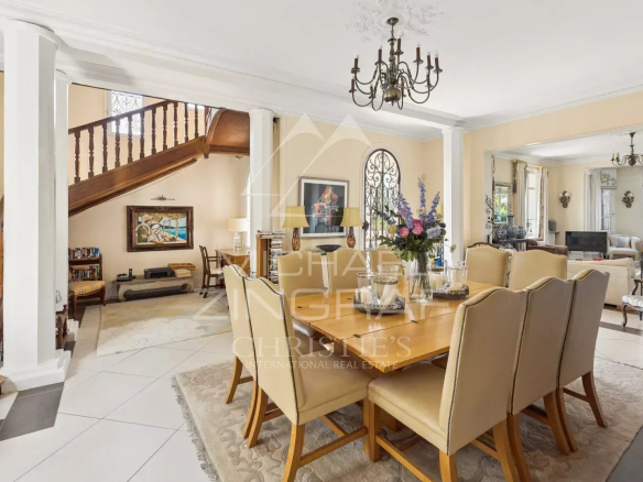 Intérieur d'une villa Belle Époque avec salle à manger et salon, style élégant et lumineux.