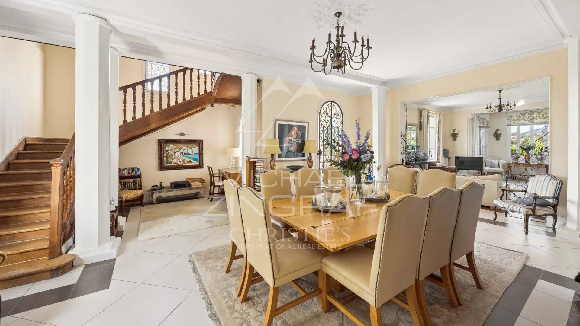 Intérieur d’une villa Belle Époque à Mandelieu-la-Napoule Intérieur d'une villa Belle Époque avec salle à manger et salon, style élégant et lumineux.